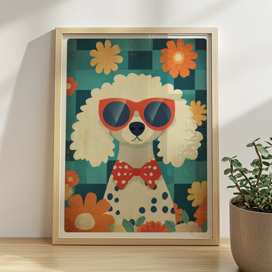 Weißer Pudel mit roter Sonnenbrille, gepunkteter Fliege und Blumenhintergrund – charmantes Hundeportrait Poster.. Rahmen natur 30x40