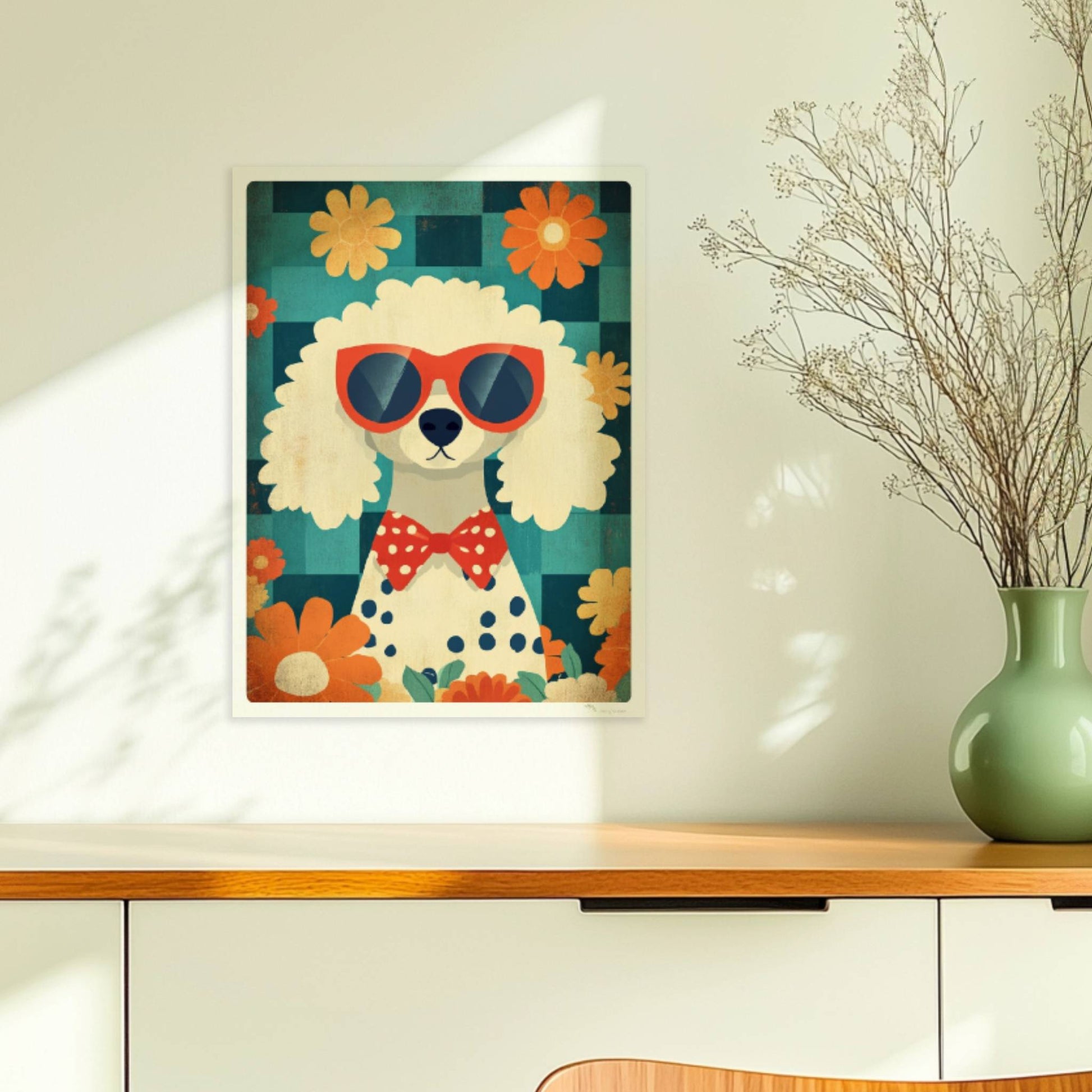 Weißer Pudel mit roter Sonnenbrille, gepunkteter Fliege und Blumenhintergrund – charmantes Hundeportrait Poster.. Ohne Rahmen 30x40