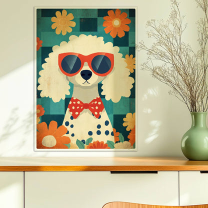 Weißer Pudel mit roter Sonnenbrille, gepunkteter Fliege und Blumenhintergrund – charmantes Hundeportrait Poster.. Ohne Rahmen 50x70