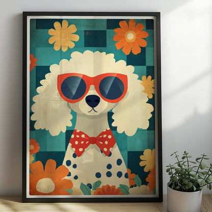 Weißer Pudel mit roter Sonnenbrille, gepunkteter Fliege und Blumenhintergrund – charmantes Hundeportrait Poster.. Rahmen schwarz 50x70