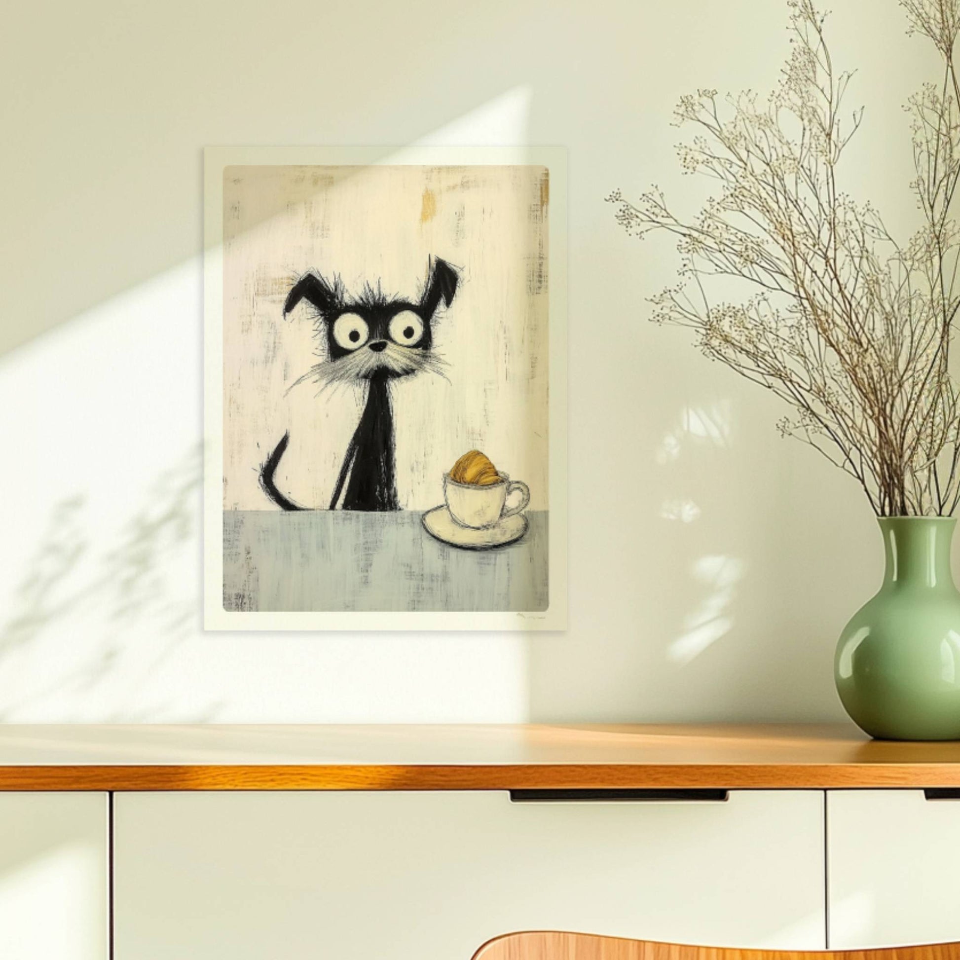 Schwarzer zotteliger Hund mit riesigen Augen und Croissant in der Tasse, witzige Illustration.. Ohne Rahmen 30x40