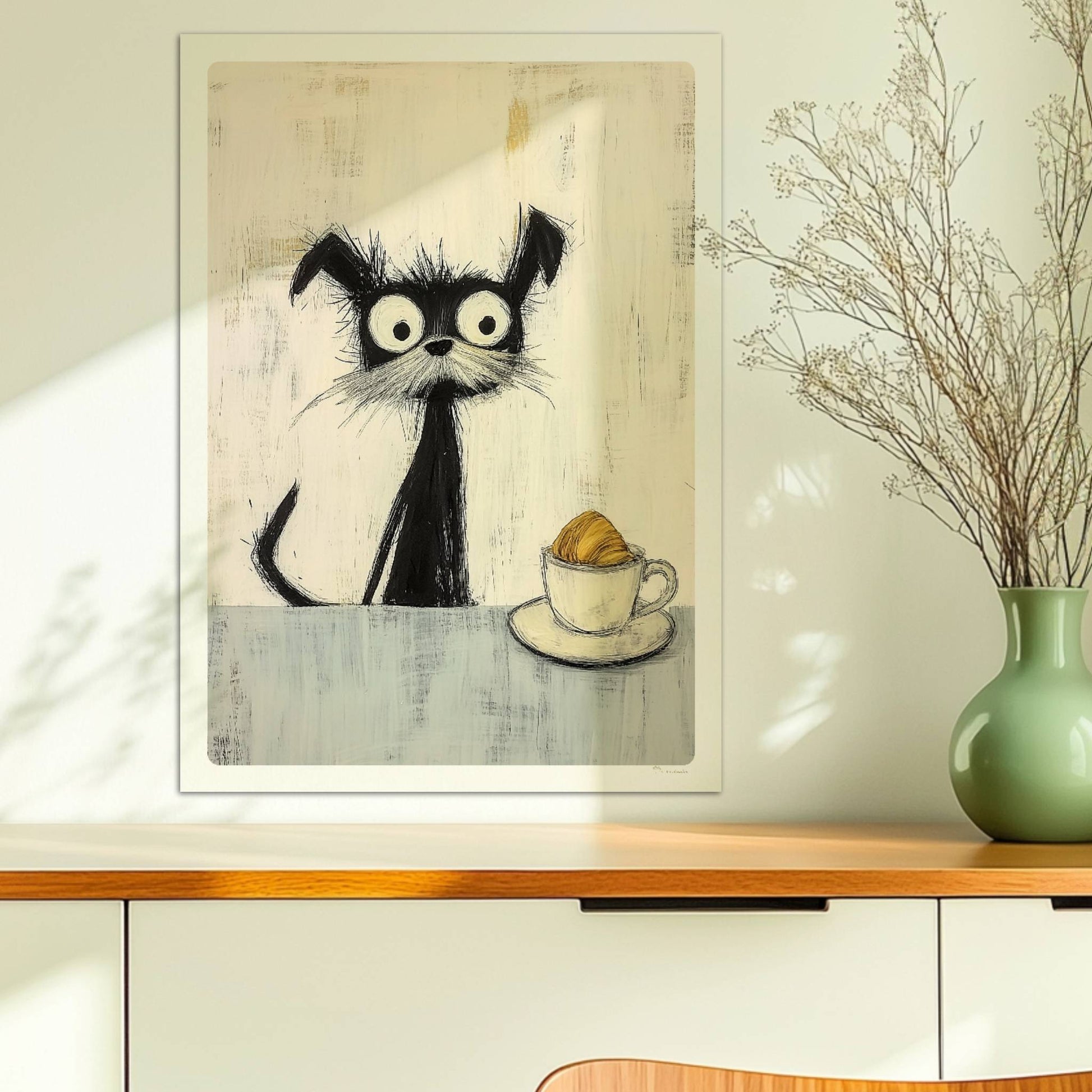 Schwarzer zotteliger Hund mit riesigen Augen und Croissant in der Tasse, witzige Illustration.. Ohne Rahmen 50x70