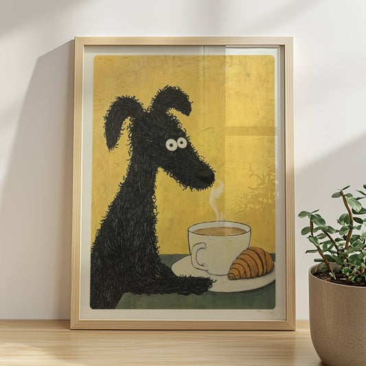 Schwarzer lockiger Hund mit Kaffee und Croissant. Rahmen natur 30x40