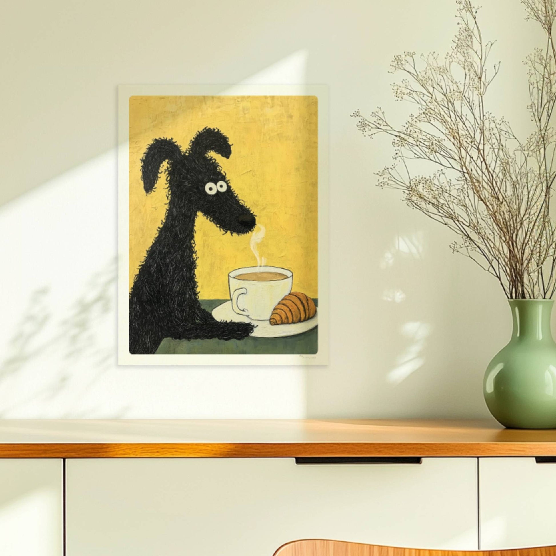 Schwarzer lockiger Hund mit Kaffee und Croissant. Ohne Rahmen 30x40