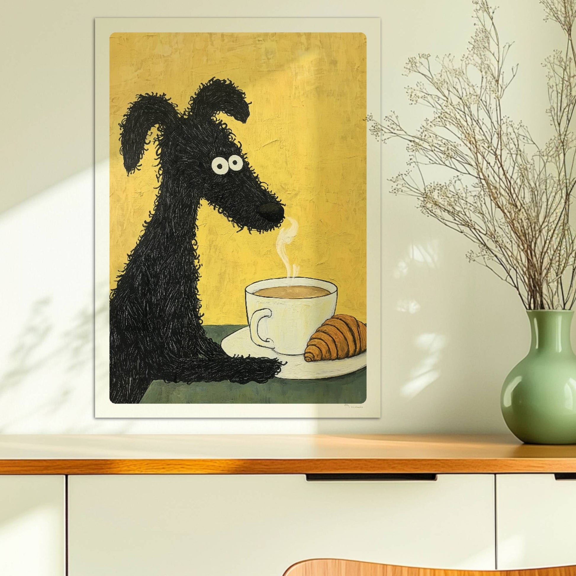 Schwarzer lockiger Hund mit Kaffee und Croissant. Ohne Rahmen 50x70