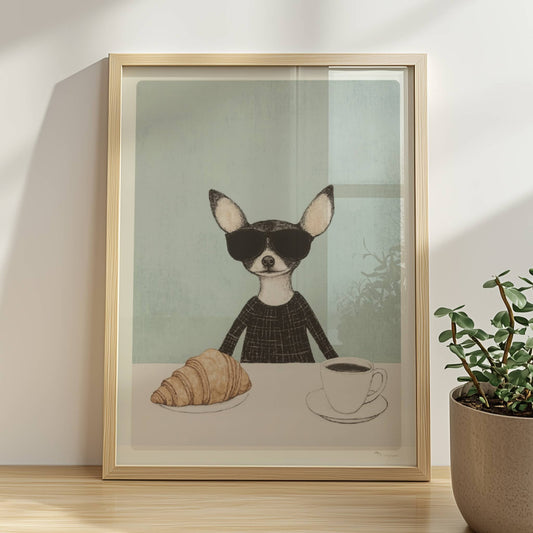 Chihuahua mit Sonnenbrille, Kaffee und Croissant. Rahmen natur 30x40