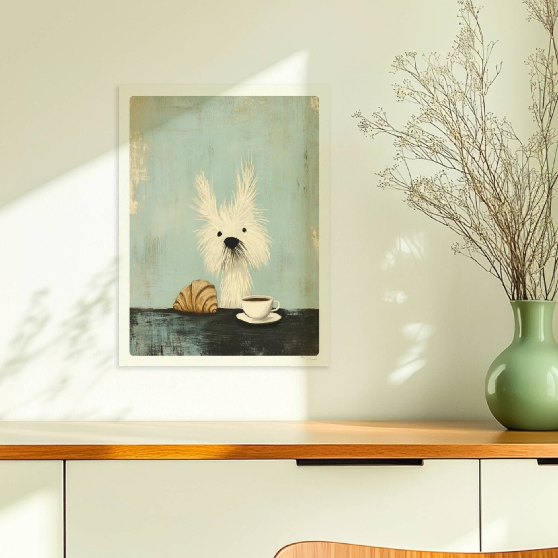 Weißer zotteliger Hund mit Kaffee und Croissant. Ohne Rahmen 30x40