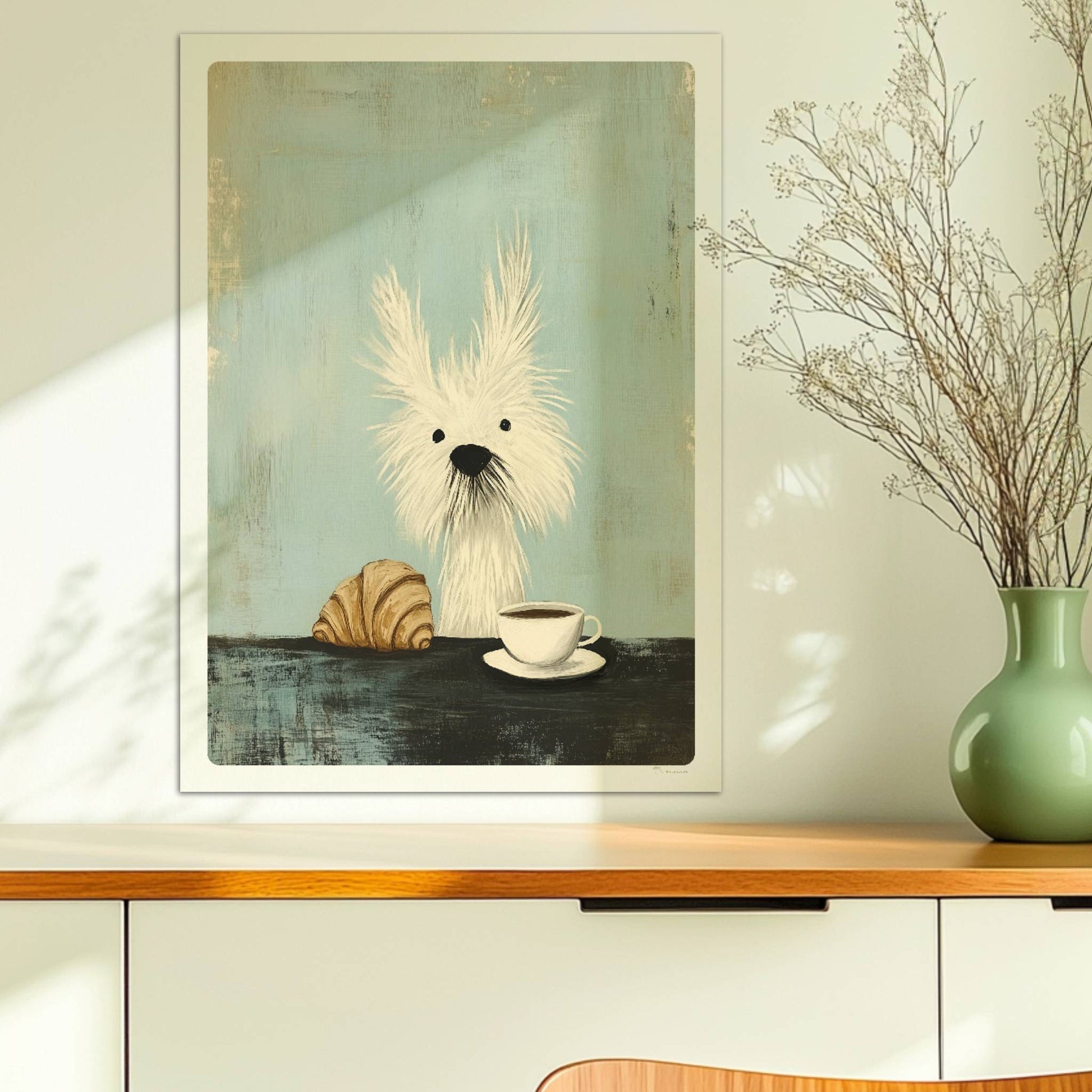 Weißer zotteliger Hund mit Kaffee und Croissant. Ohne Rahmen 50x70