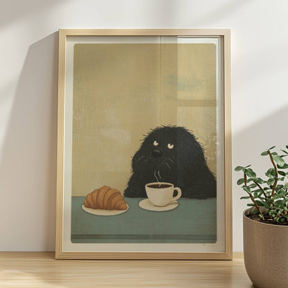 Schwarzer flauschiger Hund mit Kaffee und Croissant. Rahmen natur 30x40