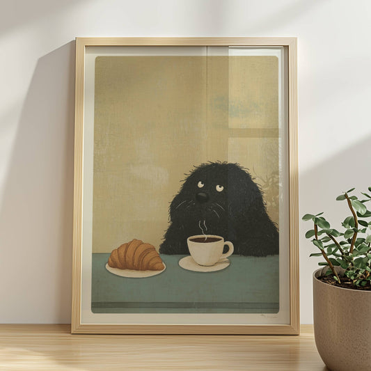 Schwarzer flauschiger Hund mit Kaffee und Croissant. Rahmen natur 30x40