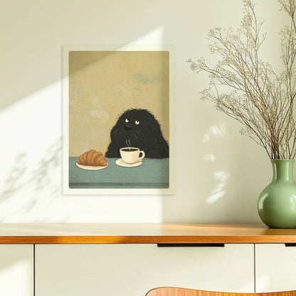 Schwarzer flauschiger Hund mit Kaffee und Croissant. Ohne Rahmen 30x40