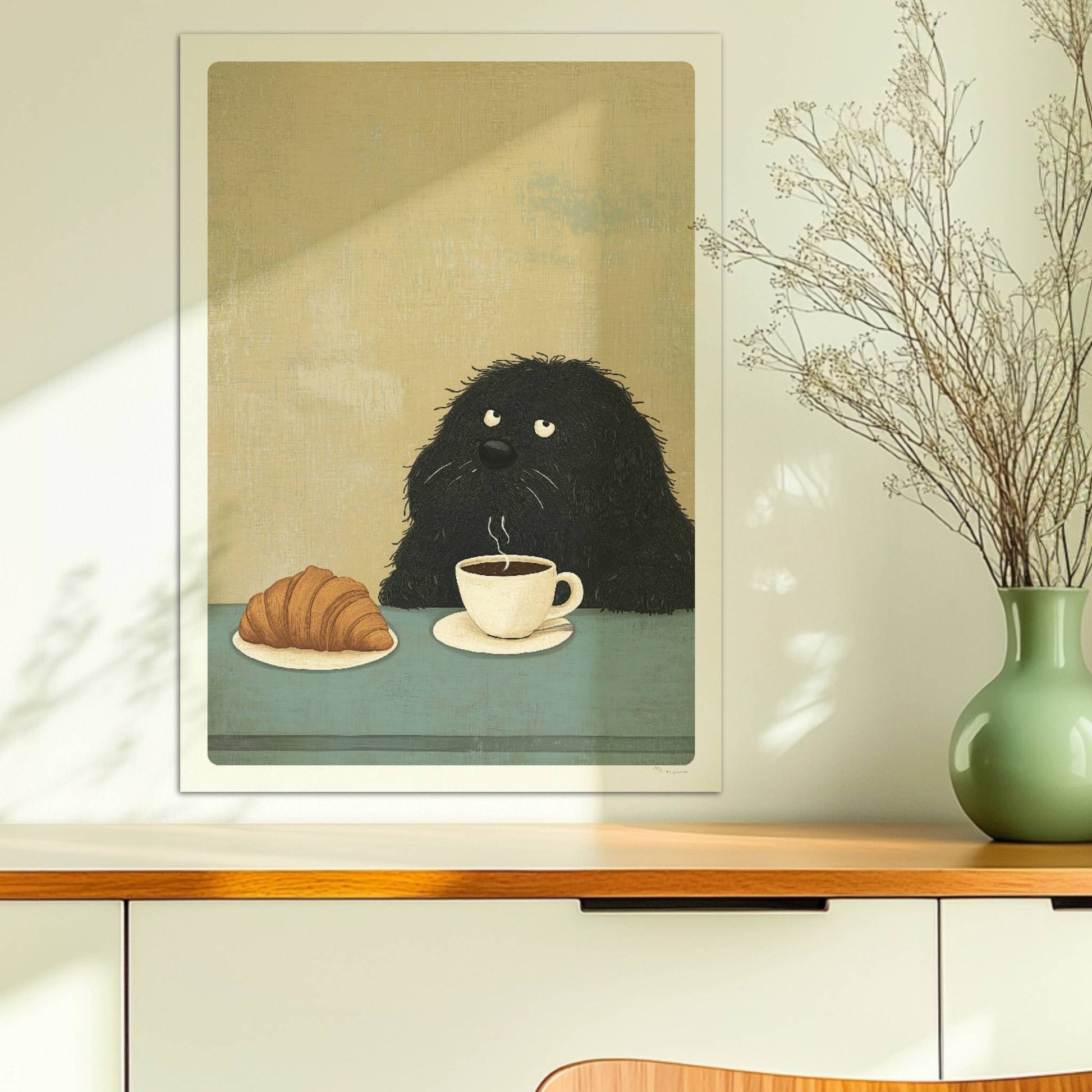 Schwarzer flauschiger Hund mit Kaffee und Croissant. Ohne Rahmen 50x70