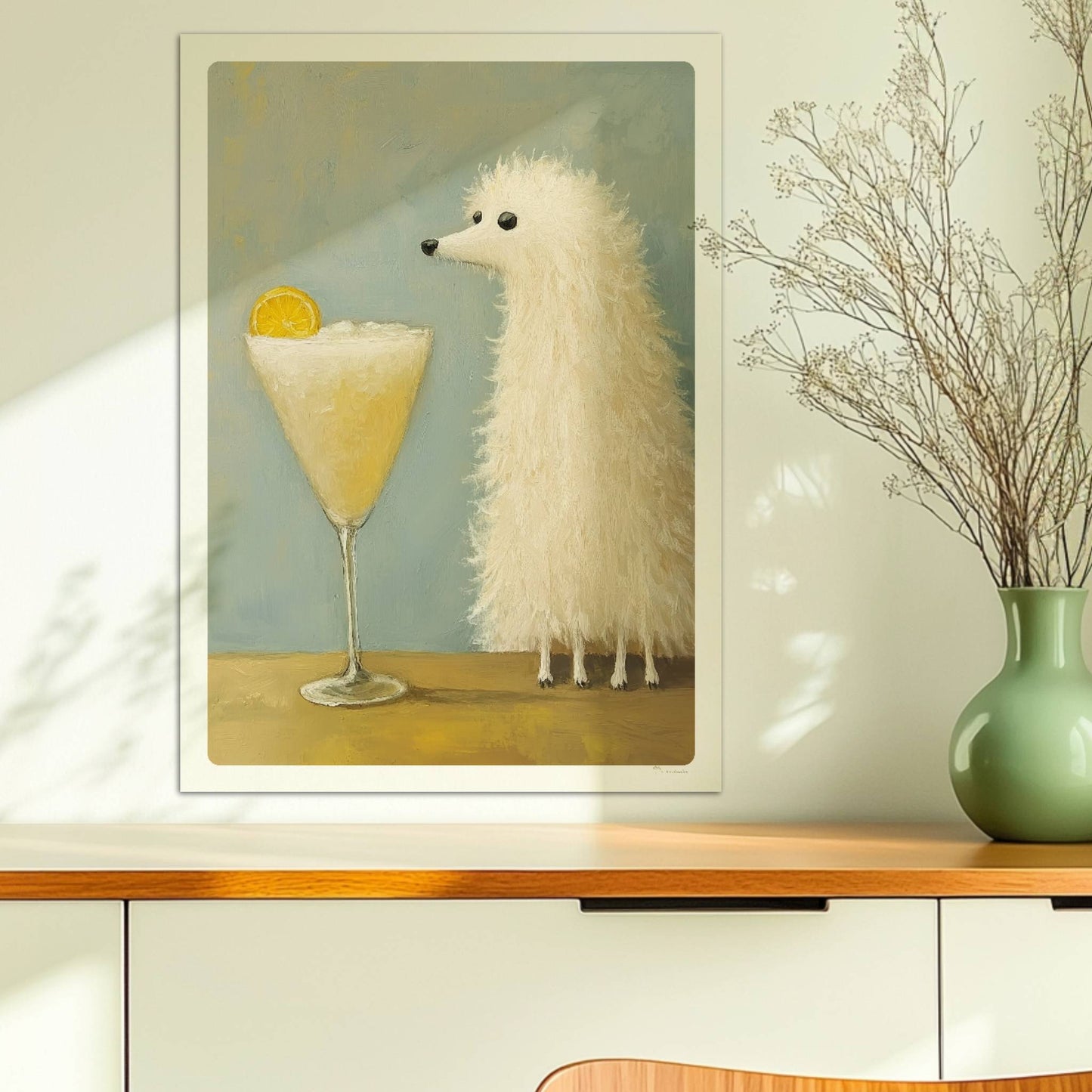 Weißer Hund mit Cocktail und Orangenscheibe. Ohne Rahmen 50x70