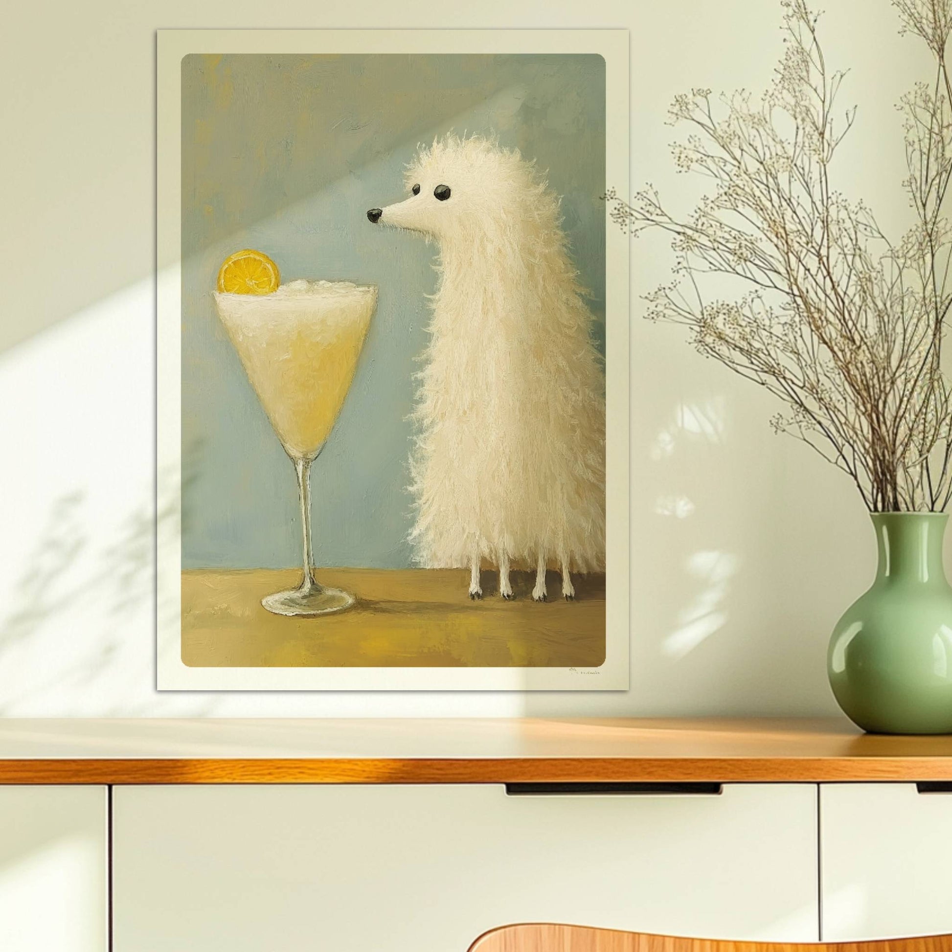 Weißer Hund mit Cocktail und Orangenscheibe. Ohne Rahmen 50x70