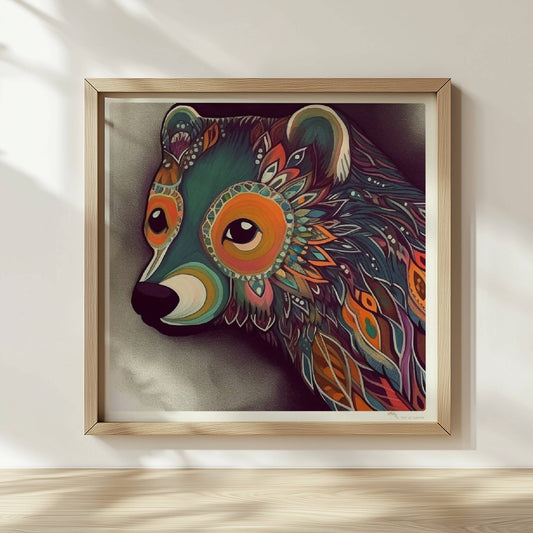 Bär mit leuchtenden Ornamenten auf dunklem Hintergrund, im fantasievollen Stil illustriert.. Rahmen natur 30x30