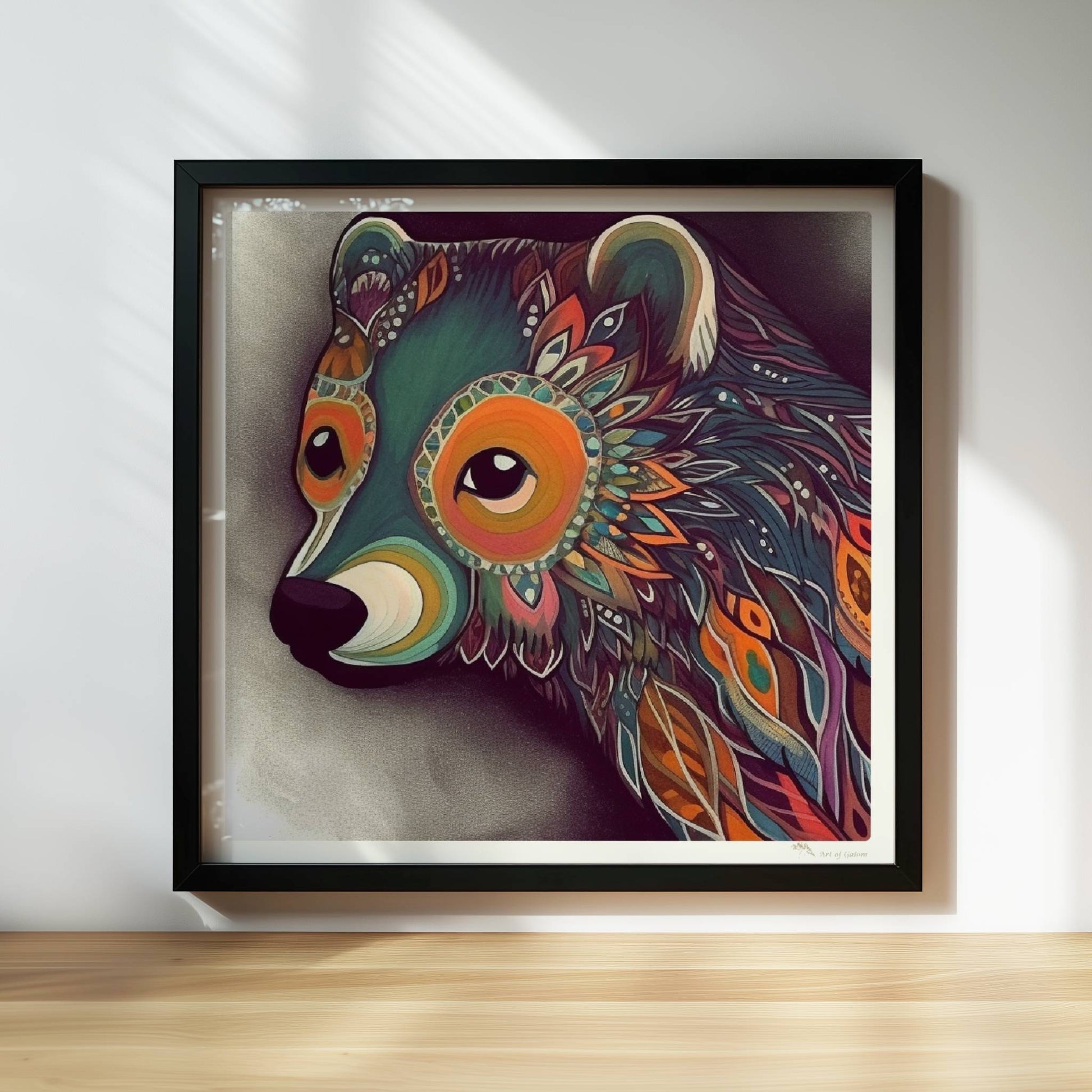 Bär mit leuchtenden Ornamenten auf dunklem Hintergrund, im fantasievollen Stil illustriert.. Rahmen schwarz 30x30