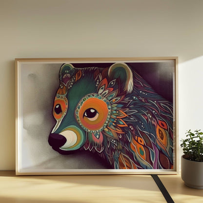 Bär mit leuchtenden Ornamenten auf dunklem Hintergrund, im fantasievollen Stil illustriert.. Rahmen natur 70x50