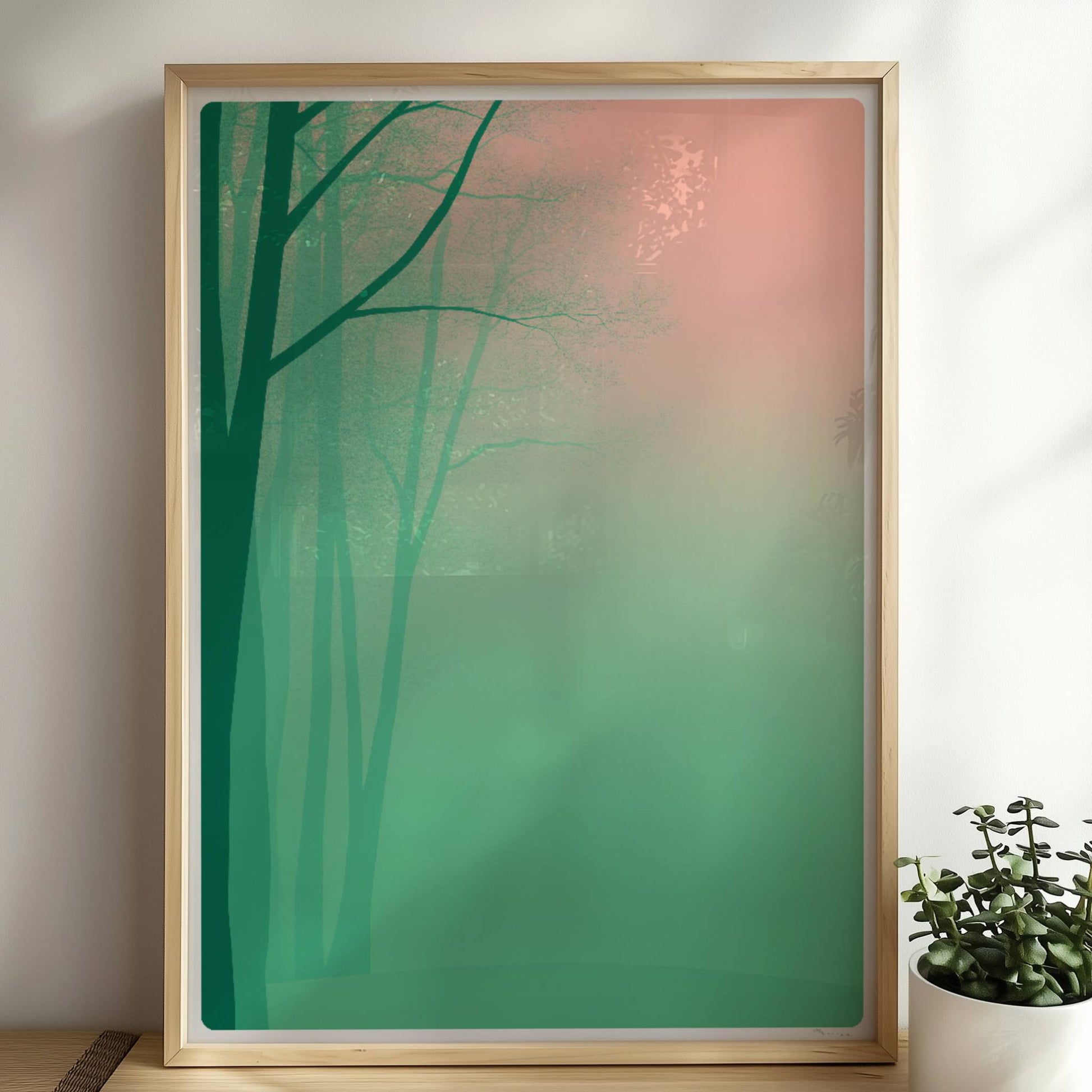 Morgennebel im Wald mit zartem Lichtspiel.. Rahmen natur 50x70