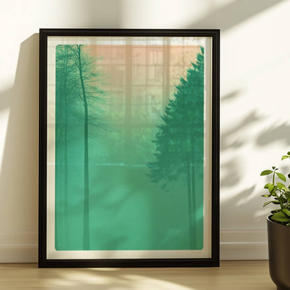 Stille Waldsilhouetten im Frühnebel.. Rahmen schwarz 30x40