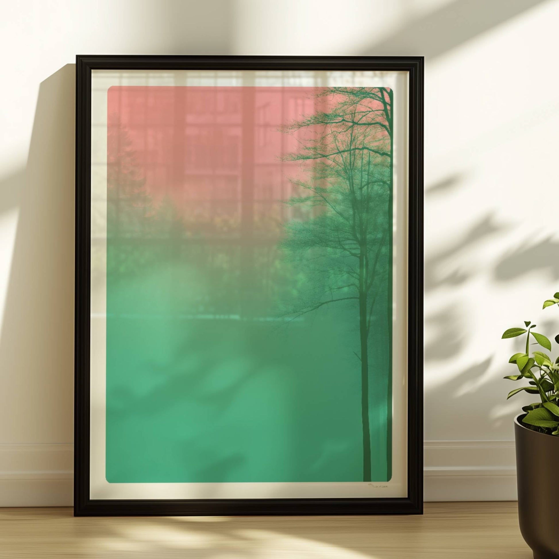 Waldlandschaft mit Bäumen im pinkgrünen Nebel.. Rahmen schwarz 30x40