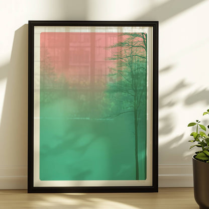 Waldlandschaft mit Bäumen im pinkgrünen Nebel.. Rahmen schwarz 30x40