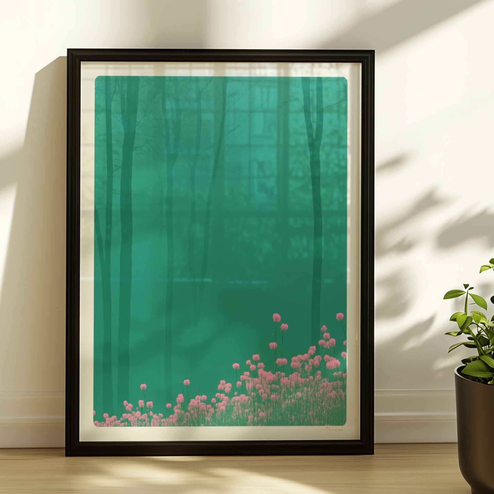 Waldszene mit rosa Blumen im Vordergrund.. Rahmen schwarz 30x40