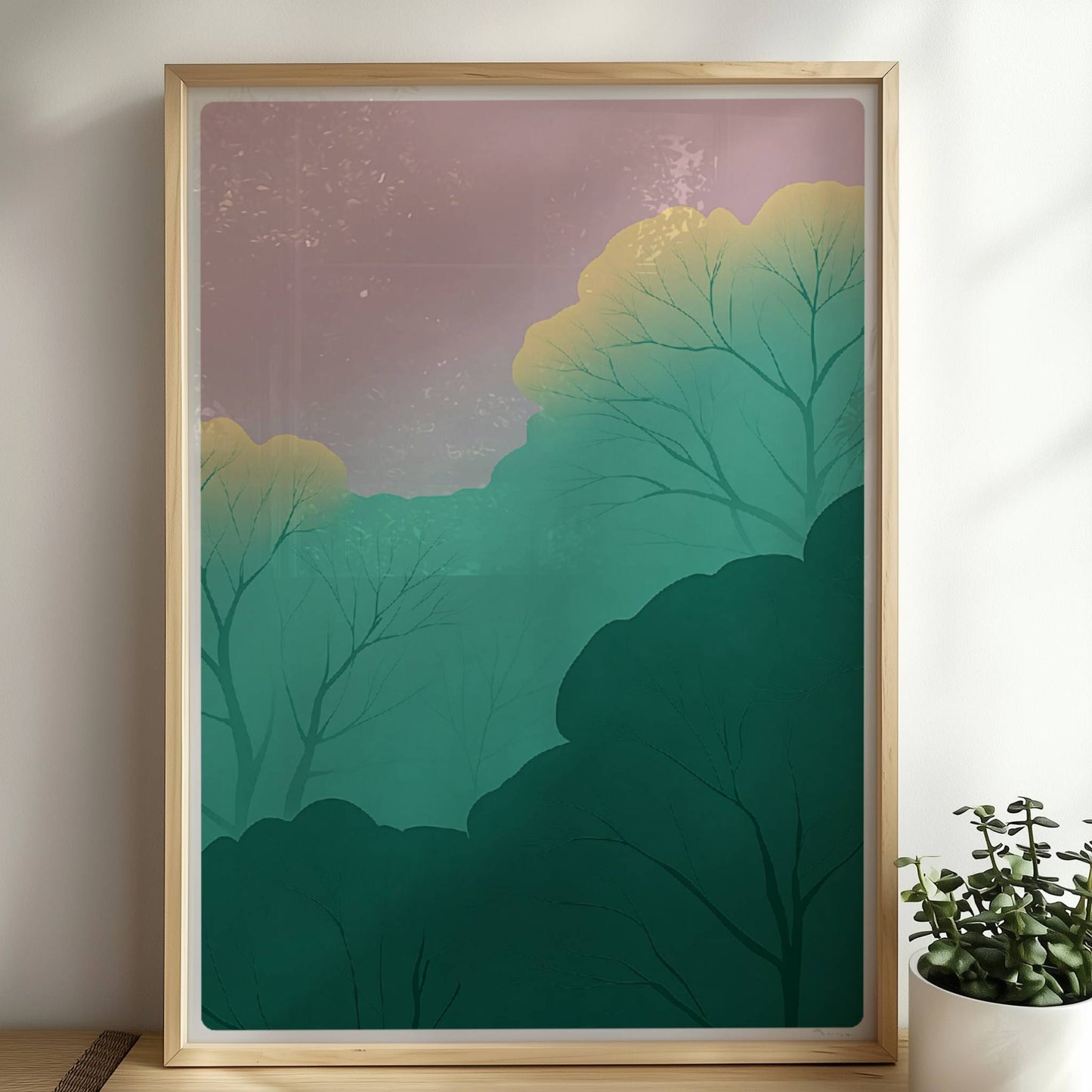 Waldlandschaft mit leuchtenden Baumkronen und Pastellhimmel.. Rahmen natur 50x70