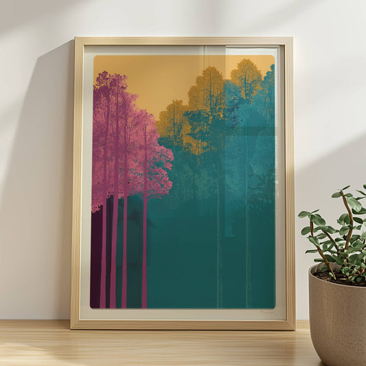 Waldszene mit hochgewachsenen rosa und gelben Bäumen.. Rahmen natur 30x40