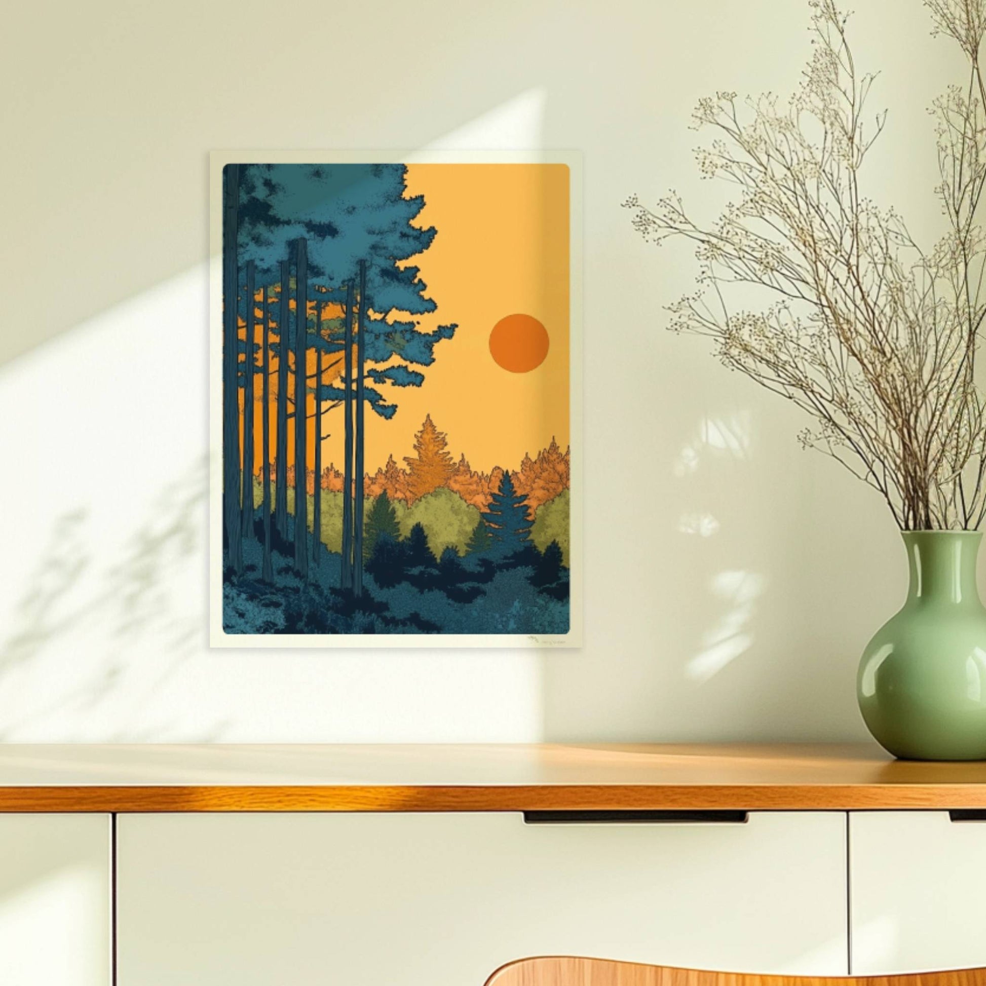 Sonnenuntergang hinter Kiefernwald mit intensivem orangefarbenem Himmel und klaren Silhouetten der Bäume.. Ohne Rahmen 30x40