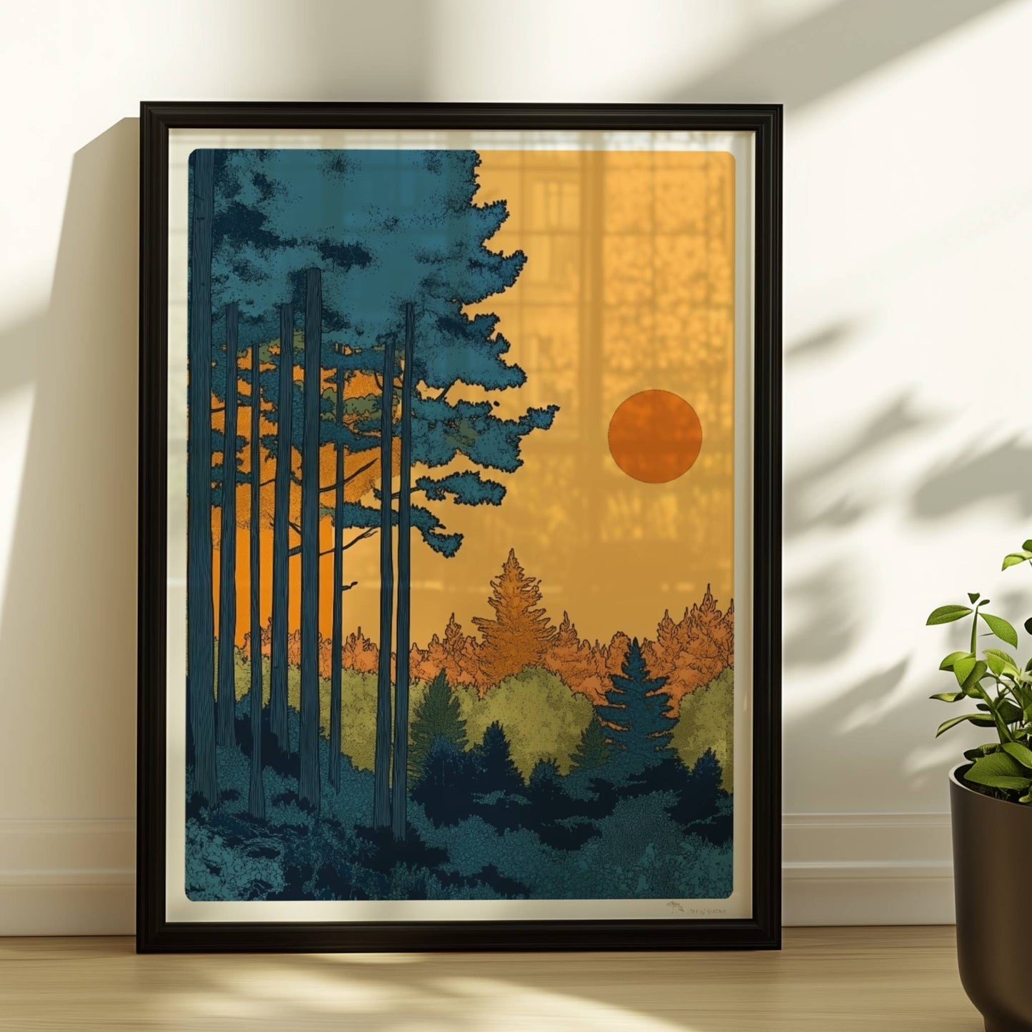 Sonnenuntergang hinter Kiefernwald mit intensivem orangefarbenem Himmel und klaren Silhouetten der Bäume.. Rahmen schwarz 30x40