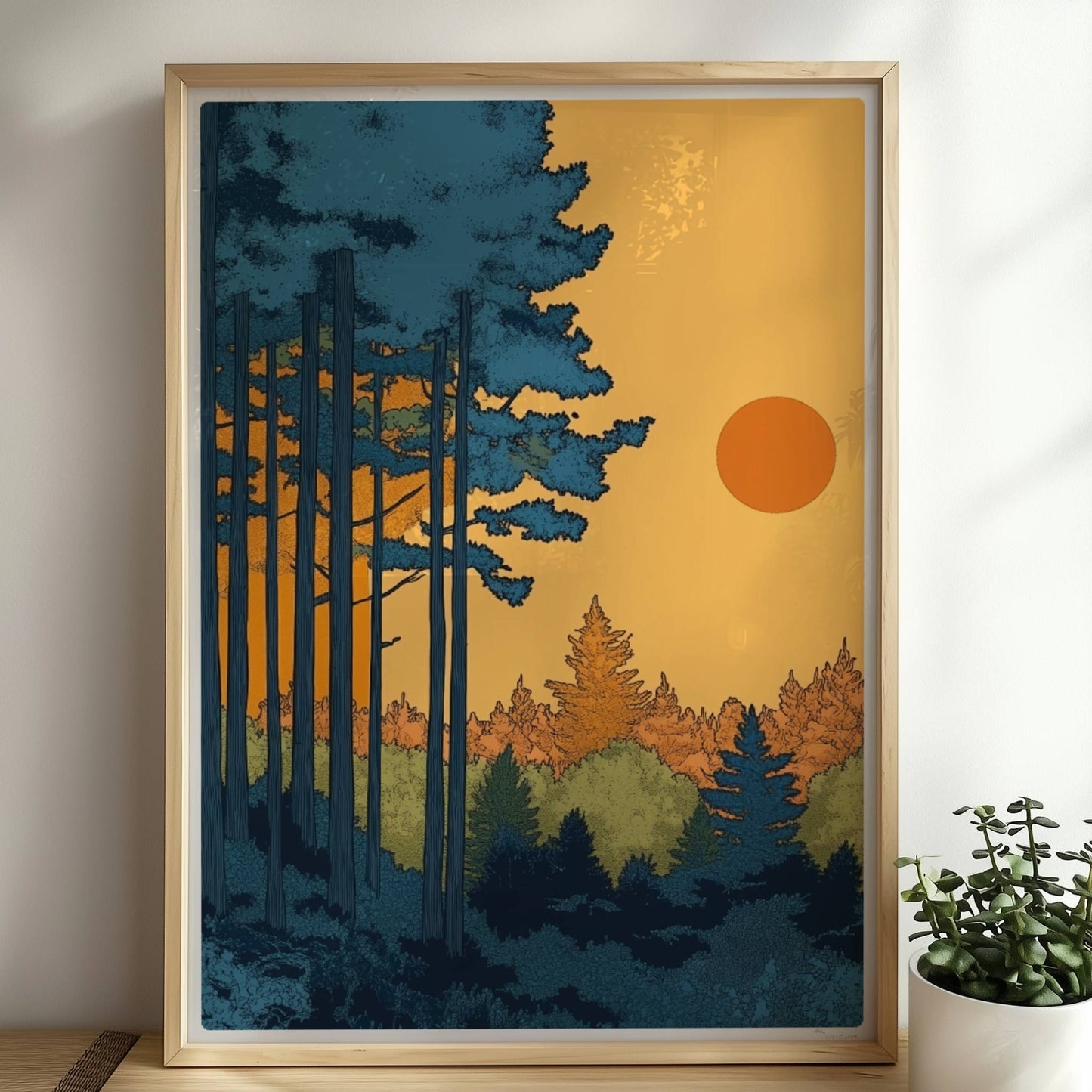 Sonnenuntergang hinter Kiefernwald mit intensivem orangefarbenem Himmel und klaren Silhouetten der Bäume.. Rahmen natur 50x70