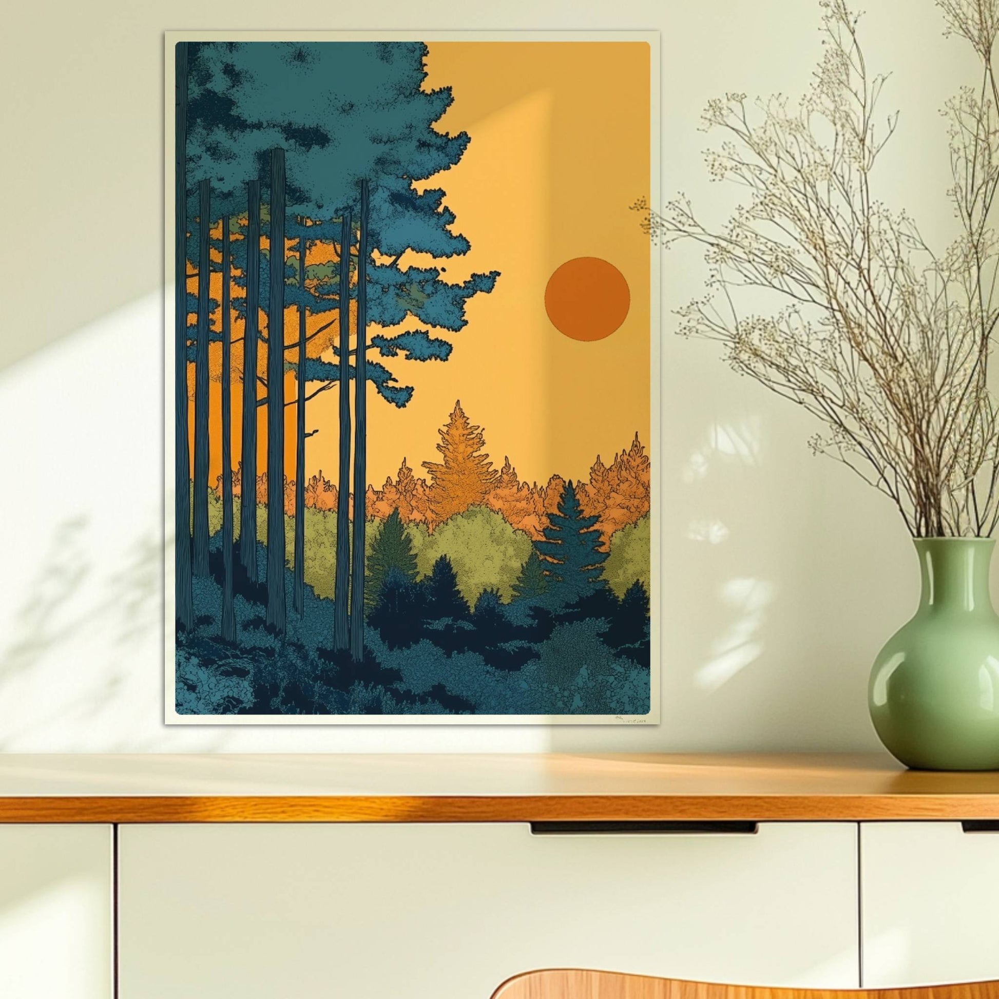 Sonnenuntergang hinter Kiefernwald mit intensivem orangefarbenem Himmel und klaren Silhouetten der Bäume.. Ohne Rahmen 50x70