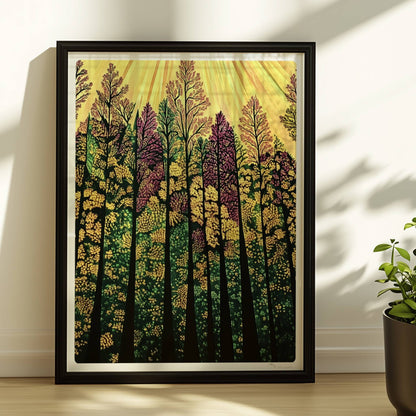 Dunkler Nadelwald mit Nebelschwaden und geheimnisvoller Stimmung im Morgengrauen.. Rahmen schwarz 30x40