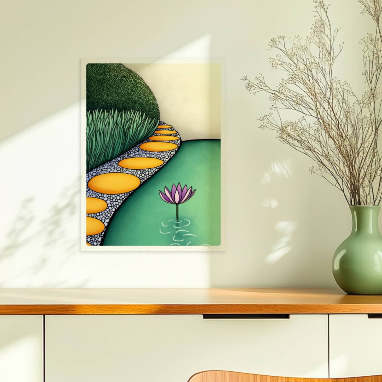 Zen Garten mit Lotusblume, Weg aus glatten Steinen am Wasser mit Gras und hohen grünen Büschen, heller gelber Hintergrund.. Ohne Rahmen 30x40