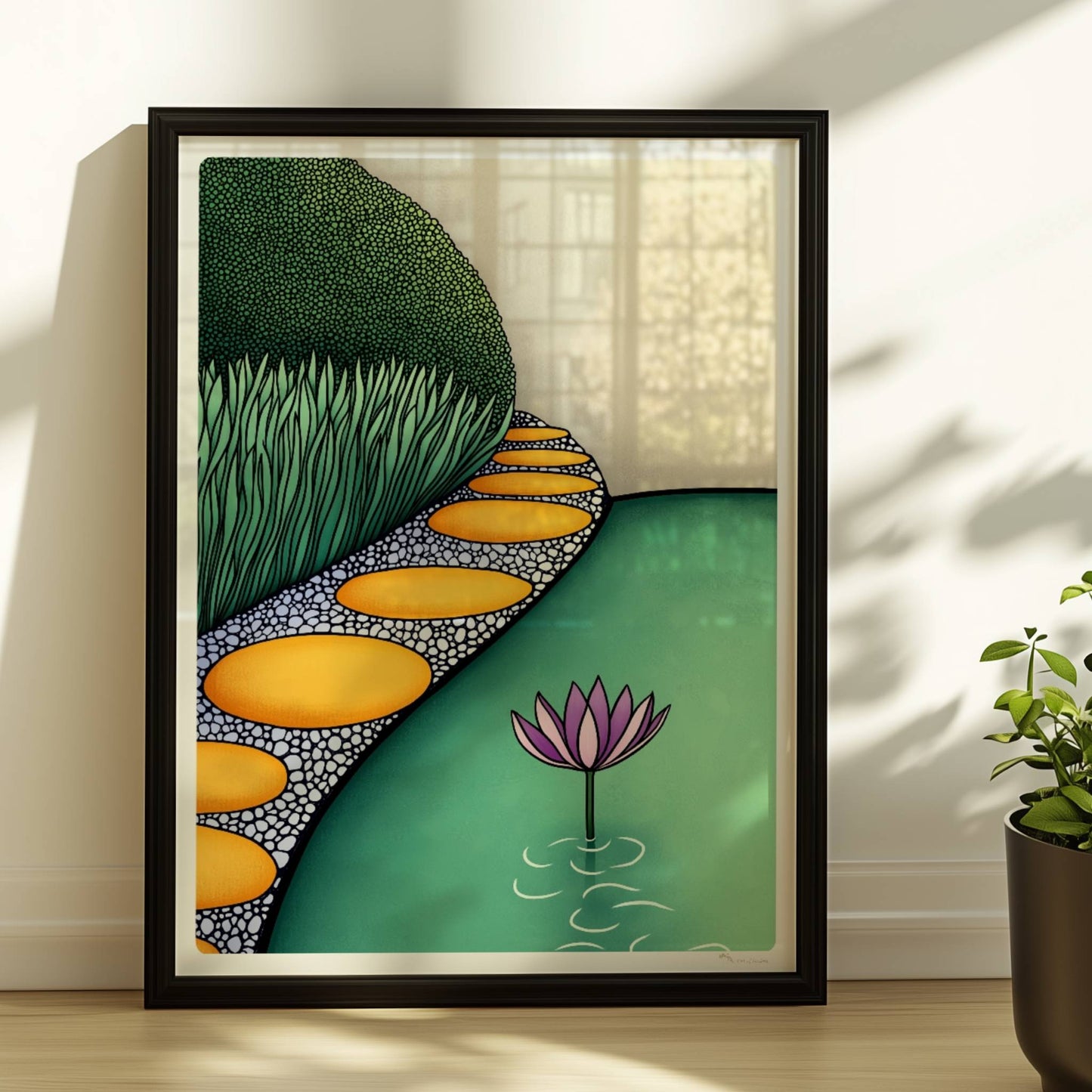 Zen Garten mit Lotusblume, Weg aus glatten Steinen am Wasser mit Gras und hohen grünen Büschen, heller gelber Hintergrund.. Rahmen schwarz 30x40