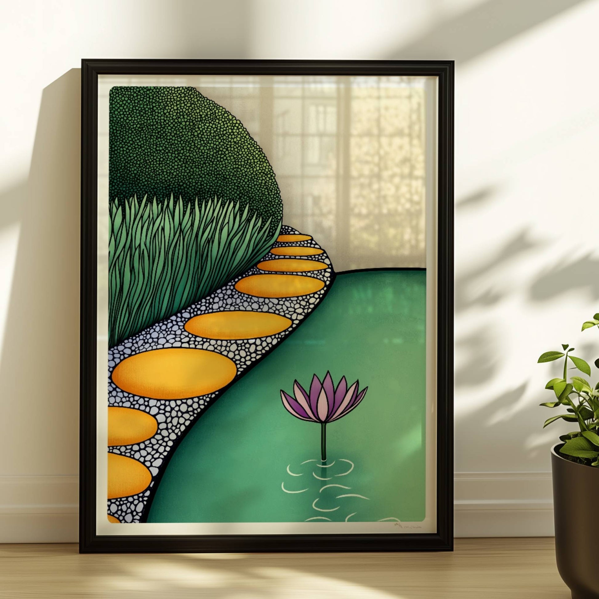 Zen Garten mit Lotusblume, Weg aus glatten Steinen am Wasser mit Gras und hohen grünen Büschen, heller gelber Hintergrund.. Rahmen schwarz 30x40