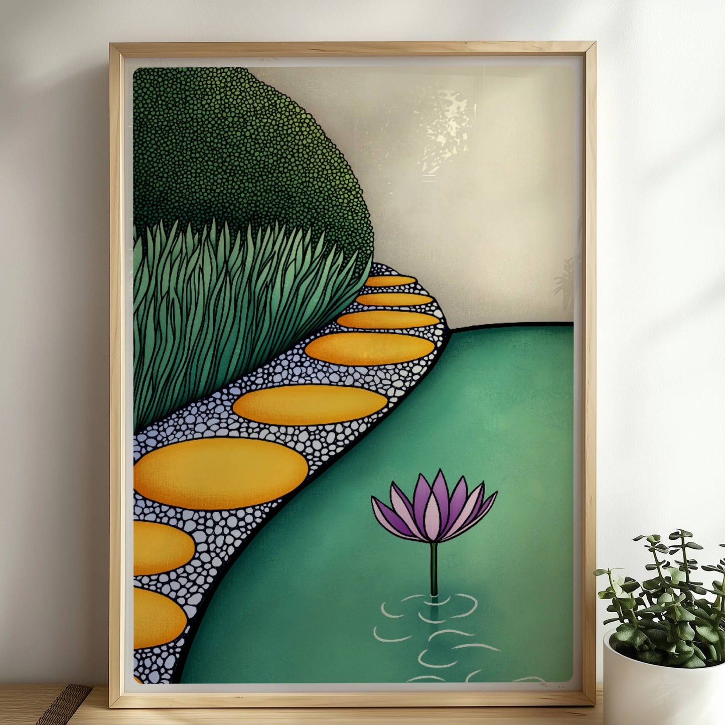 Zen Garten mit Lotusblume, Weg aus glatten Steinen am Wasser mit Gras und hohen grünen Büschen, heller gelber Hintergrund.. Rahmen natur 50x70
