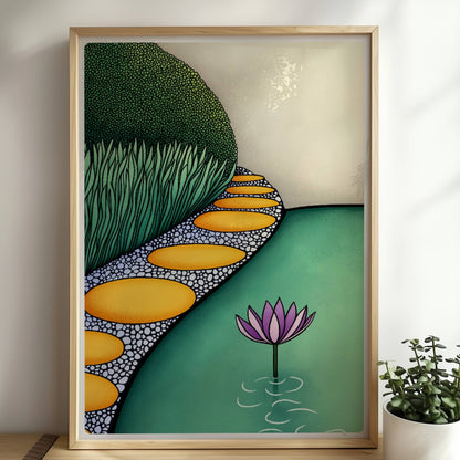 Zen Garten mit Lotusblume, Weg aus glatten Steinen am Wasser mit Gras und hohen grünen Büschen, heller gelber Hintergrund.. Rahmen natur 50x70