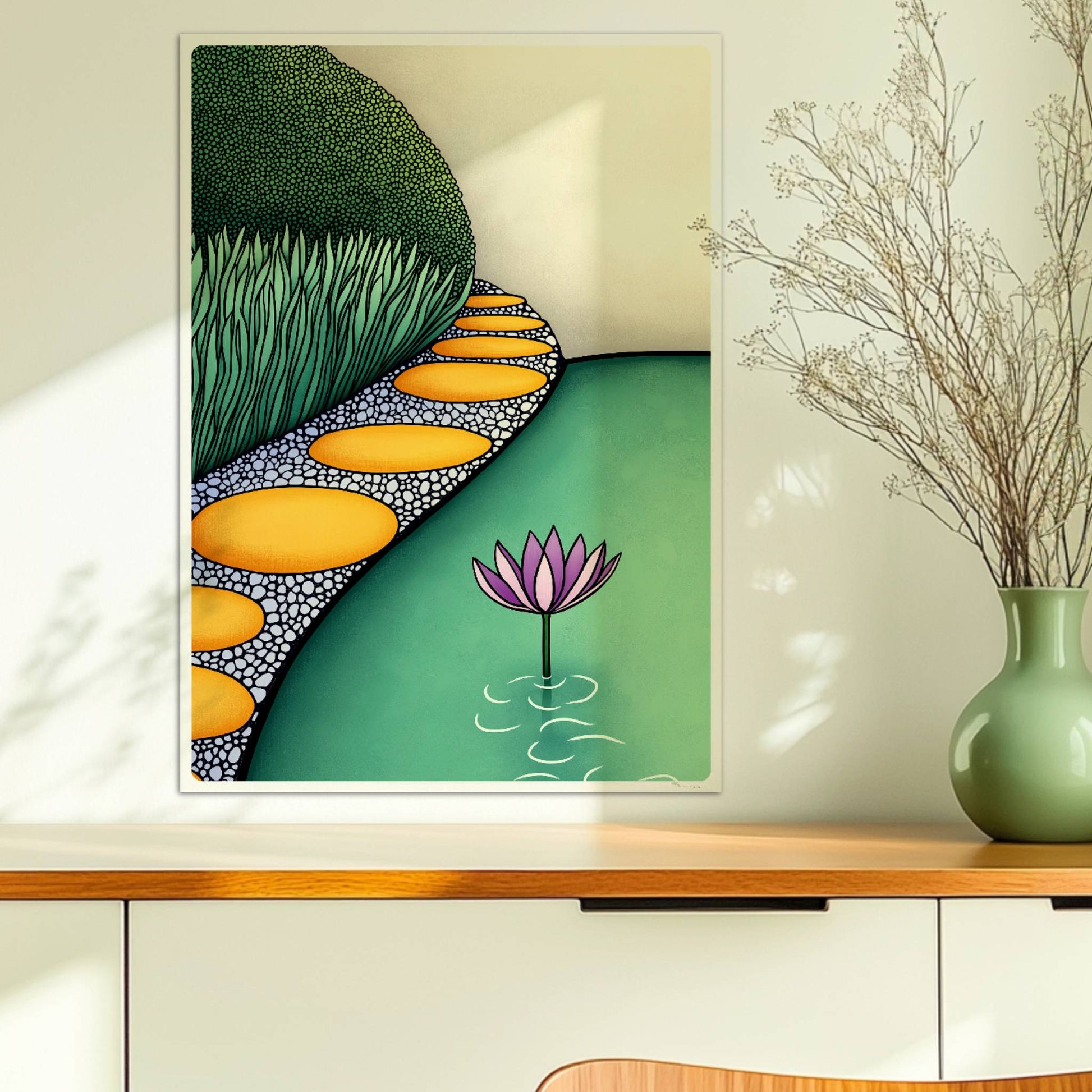Zen Garten mit Lotusblume, Weg aus glatten Steinen am Wasser mit Gras und hohen grünen Büschen, heller gelber Hintergrund.. Ohne Rahmen 50x70