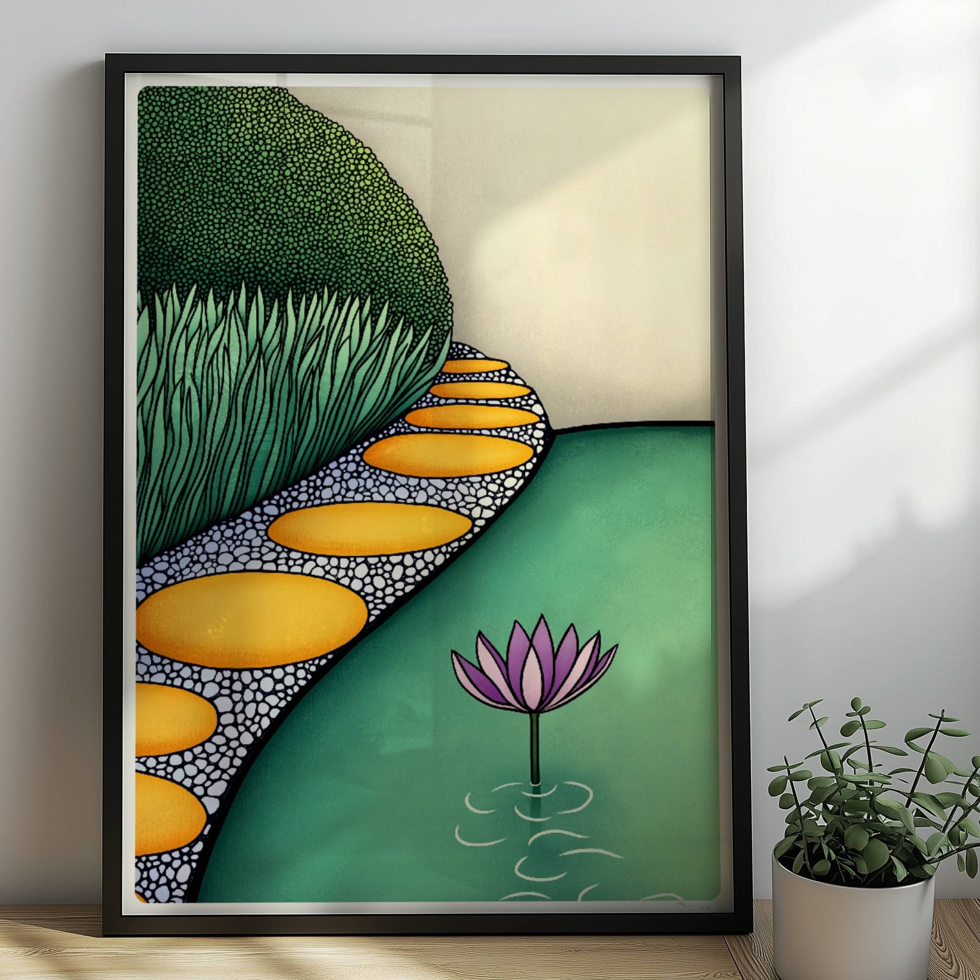 Zen Garten mit Lotusblume, Weg aus glatten Steinen am Wasser mit Gras und hohen grünen Büschen, heller gelber Hintergrund.. Rahmen schwarz 50x70