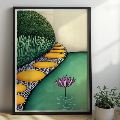 Zen Garten mit Lotusblume, Weg aus glatten Steinen am Wasser mit Gras und hohen grünen Büschen, heller gelber Hintergrund.. Rahmen schwarz 50x70