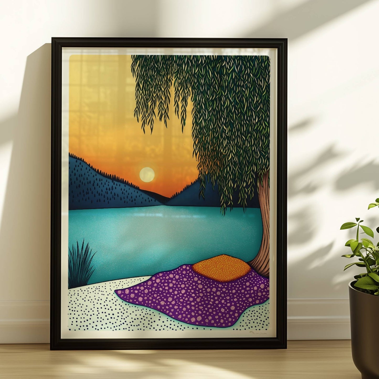 Abendliche Erholung am See mit ruhigem Wasser, warmem Licht und sanftem Himmel im Hintergrund.. Rahmen schwarz 30x40