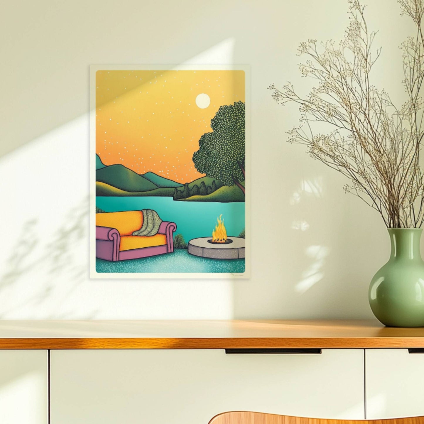 Lagerfeuer in der Abenddämmerung inmitten einer ruhigen Waldlandschaft mit weichem Licht und warmen Farben.. Ohne Rahmen 30x40