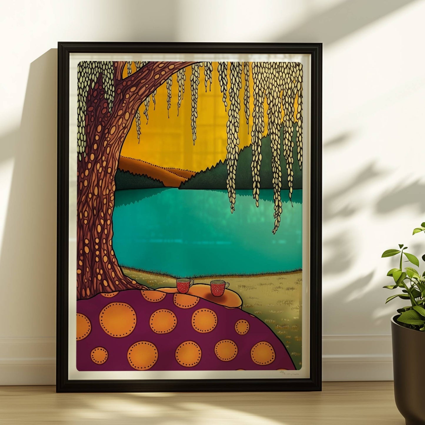Picknick am See mit ruhigem Wasser und natürlicher Uferlandschaft, sonniger Himmel und friedliche Atmosphäre.. Rahmen schwarz 30x40