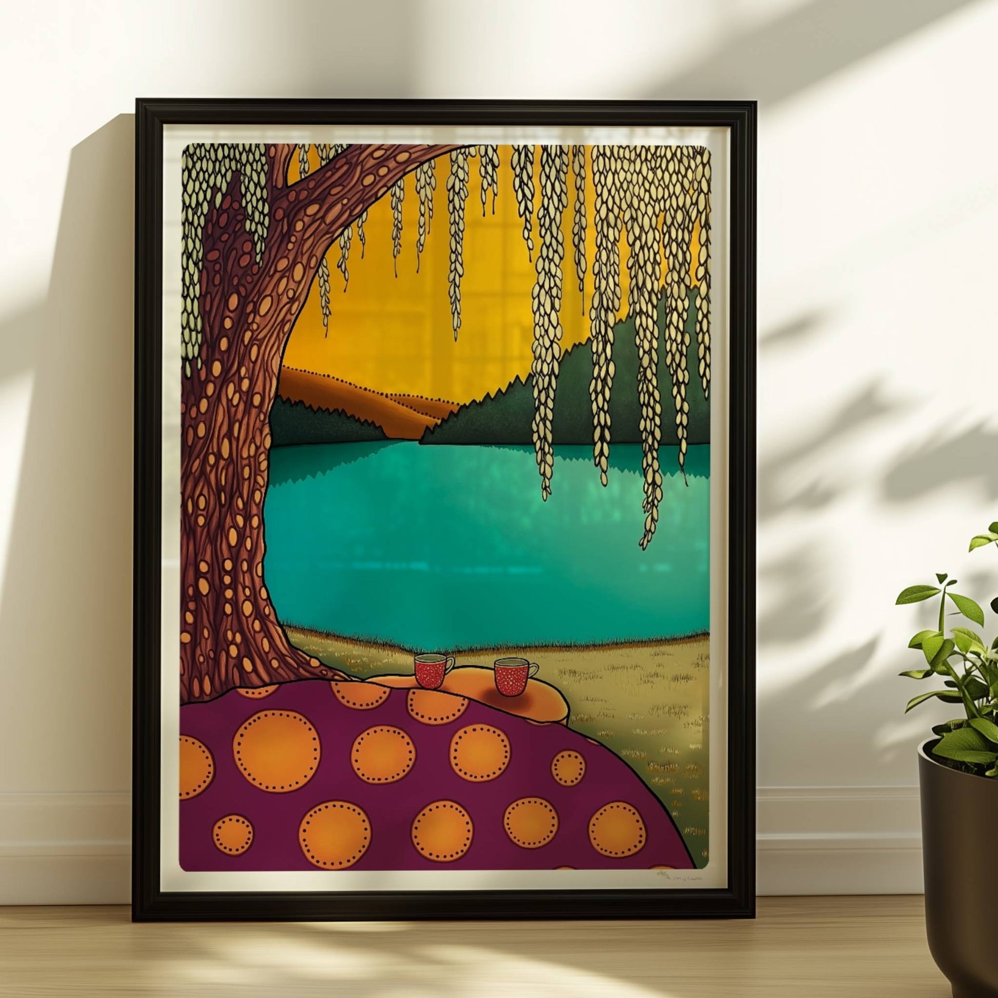 Picknick am See mit ruhigem Wasser und natürlicher Uferlandschaft, sonniger Himmel und friedliche Atmosphäre.. Rahmen schwarz 30x40