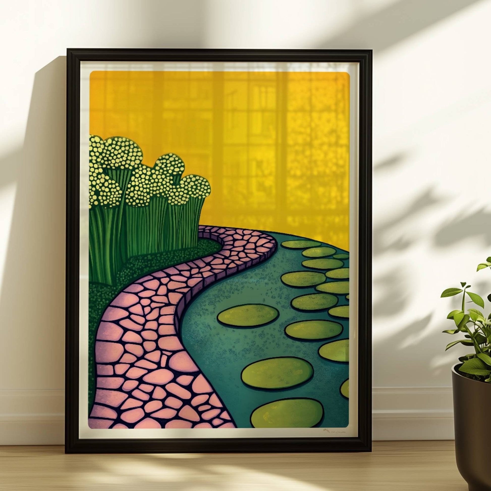Naturpfad mit Wasserlilien entlang eines ruhigen Teiches, blauer Himmel und friedliche Landschaft.. Rahmen schwarz 30x40