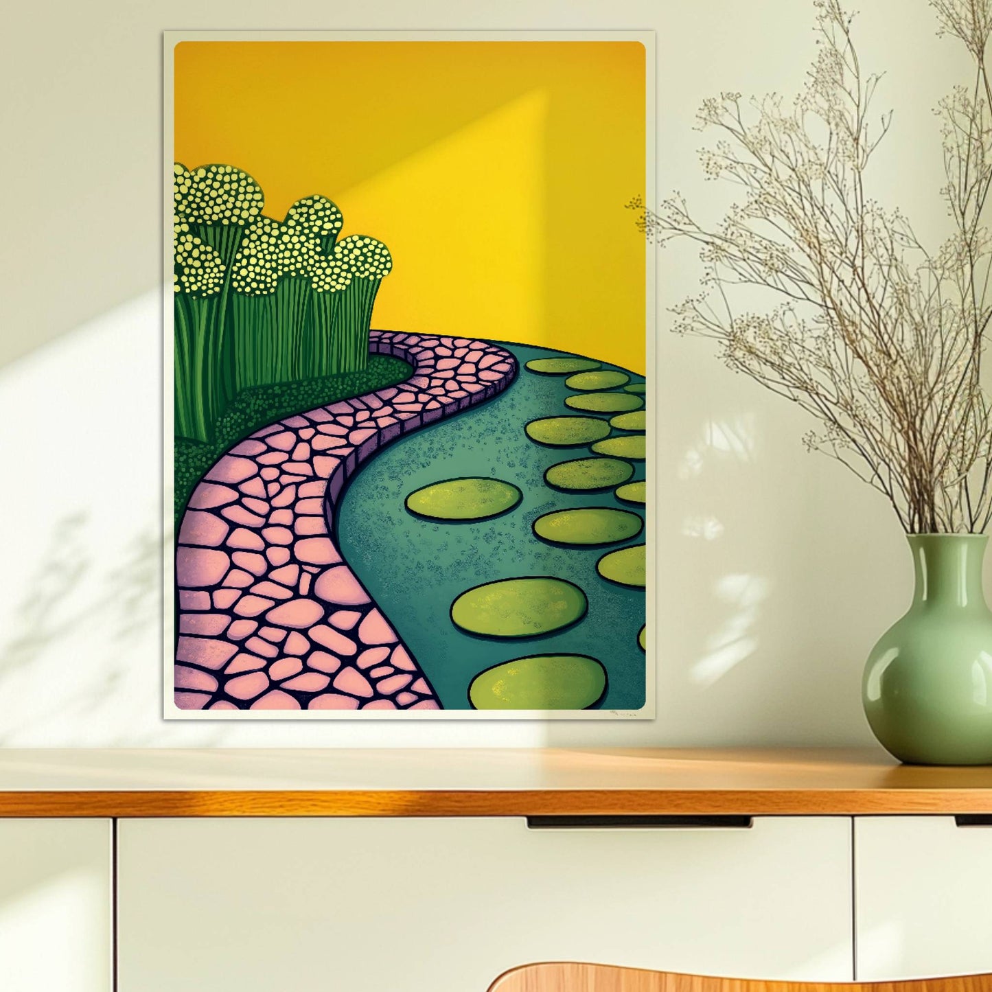 Naturpfad mit Wasserlilien entlang eines ruhigen Teiches, blauer Himmel und friedliche Landschaft.. Ohne Rahmen 50x70