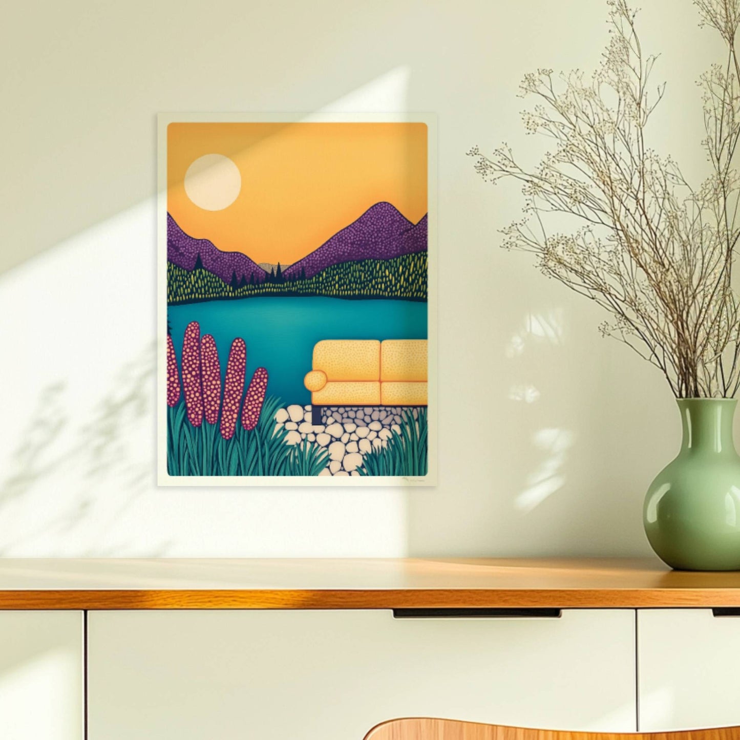 Sofa am Seeufer mit Blick auf ruhiges Wasser, entspannte Atmosphäre und sanfte Farben im Abendlicht.. Ohne Rahmen 30x40