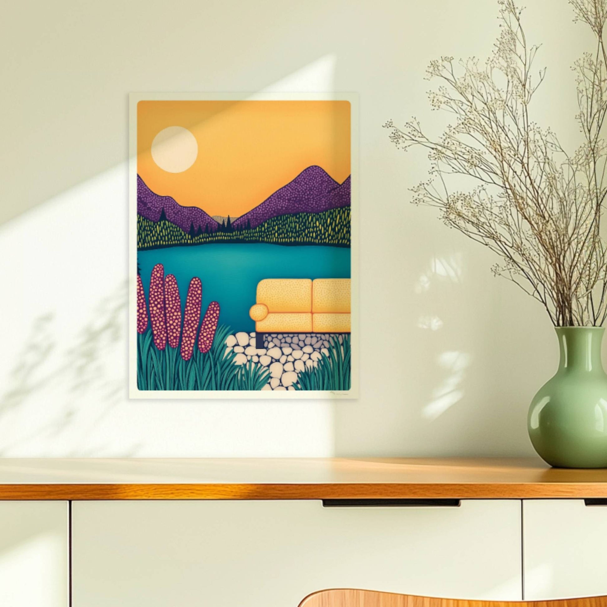 Sofa am Seeufer mit Blick auf ruhiges Wasser, entspannte Atmosphäre und sanfte Farben im Abendlicht.. Ohne Rahmen 30x40