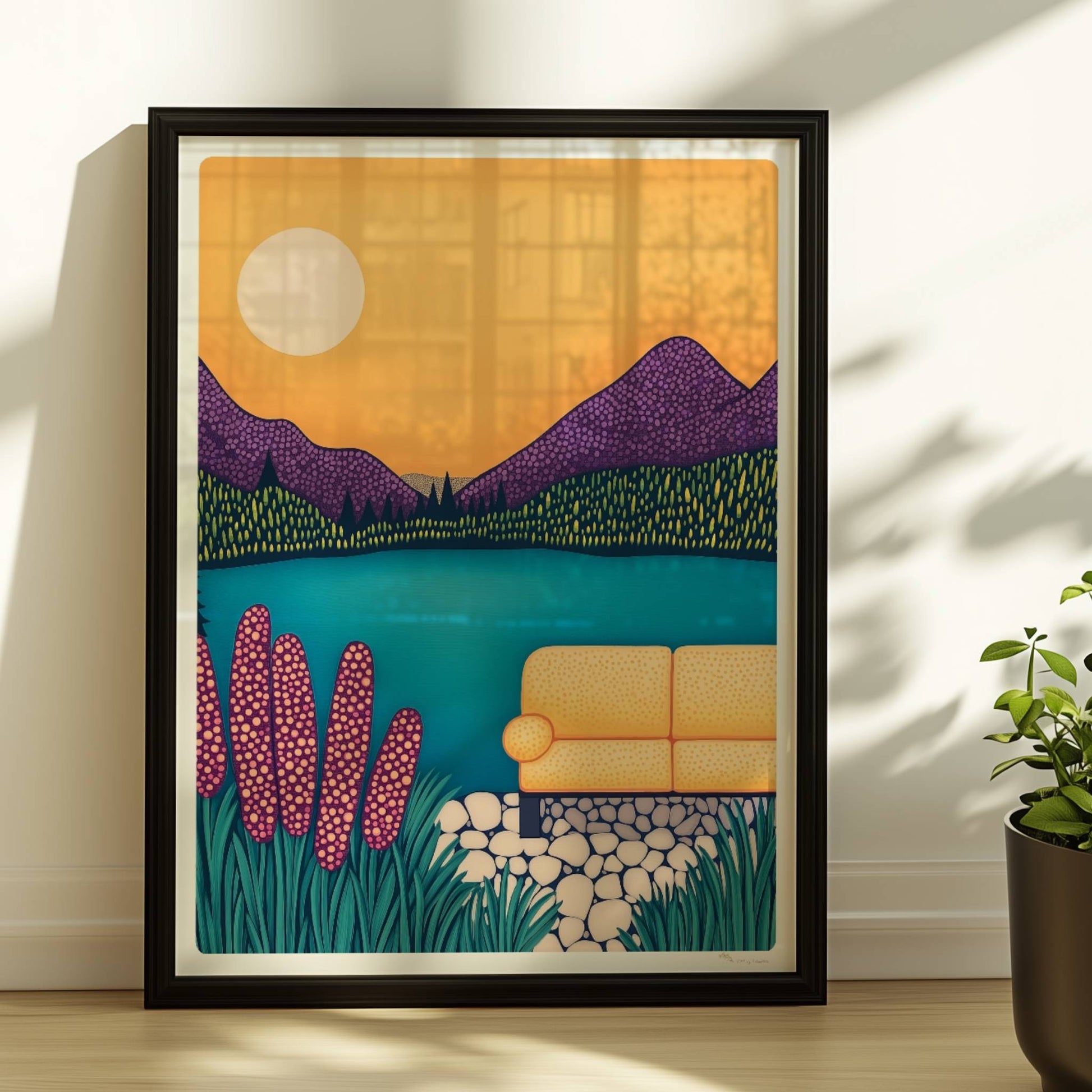 Sofa am Seeufer mit Blick auf ruhiges Wasser, entspannte Atmosphäre und sanfte Farben im Abendlicht.. Rahmen schwarz 30x40